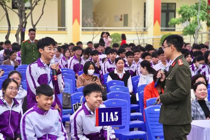 Học sinh Trường THPT Uông Bí (phường Uông Bí) tham gia giao lưu, trao đổi trong chương trình tuyên truyền “Sử dụng mạng xã hội an toàn trong học sinh, sinh viên tỉnh Quảng Ninh”.