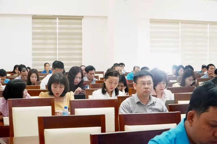 Các đại biểu tham gia hội nghị.