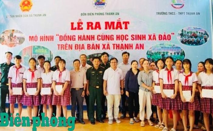 Các đại biểu và học sinh trong lễ ra mắt mô hình “Đồng hành cùng học sinh xã đảo”. Ảnh: Đơn vị cung cấp