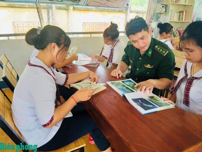 Cán bộ Đồn Biên phòng Thạnh An hướng dẫn các cháu học sinh học bài. Ảnh: Đơn vị cung cấp