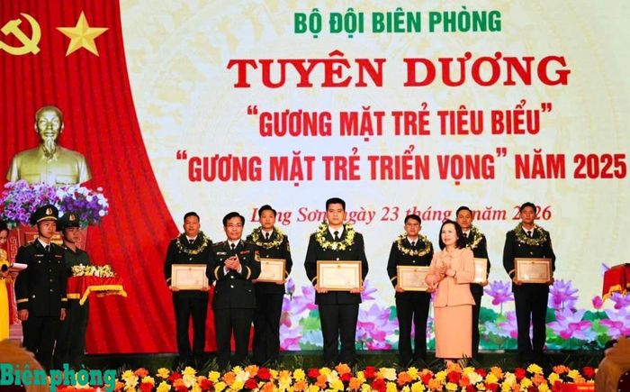 Đồng chí Đoàn Thị Hậu, Phó Bí thư Thường trực Tỉnh ủy, Chủ tịch Hội đồng nhân dân tỉnh Lạng Sơn và Thiếu tướng Vũ Quốc Ân, Phó Chính ủy Bộ đội Biên phòng trao Bằng khen “Gương mặt trẻ triển vọng” Bộ đội Biên phòng năm 2025 cho Đại úy Vi Văn Thái. Ảnh: Nhân vật cung cấp