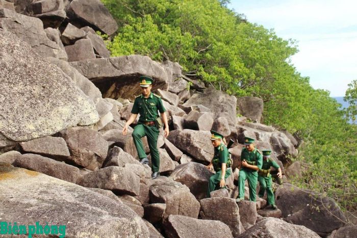Giai đoạn công tác ở Đồn Biên phòng Bích Đầm, khi còn mang quân hàm Trung úy, Đại úy Vi Văn Thái (thứ nhất, từ trái sang) thường xuyên tham gia tuần tra, kiểm soát biên giới biển. Ảnh: Lê Văn Chương