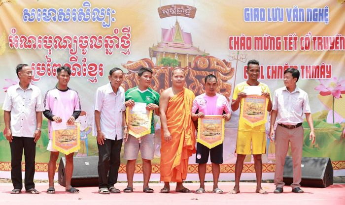 Ban tổ chức trao giải đua ghe go. Ảnh: Danh Thành