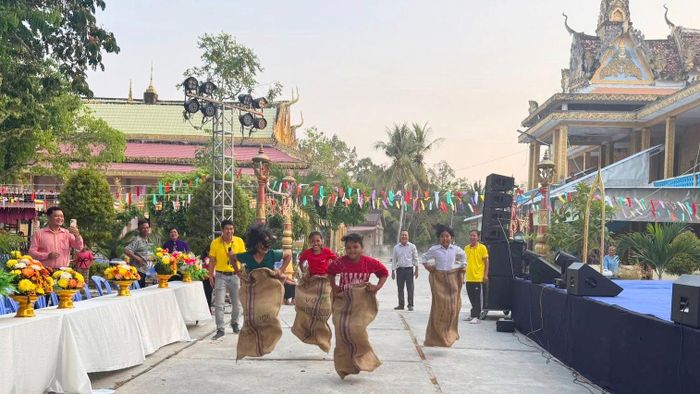 Trò chơi nhảy bao bố. Ảnh: Danh Thành