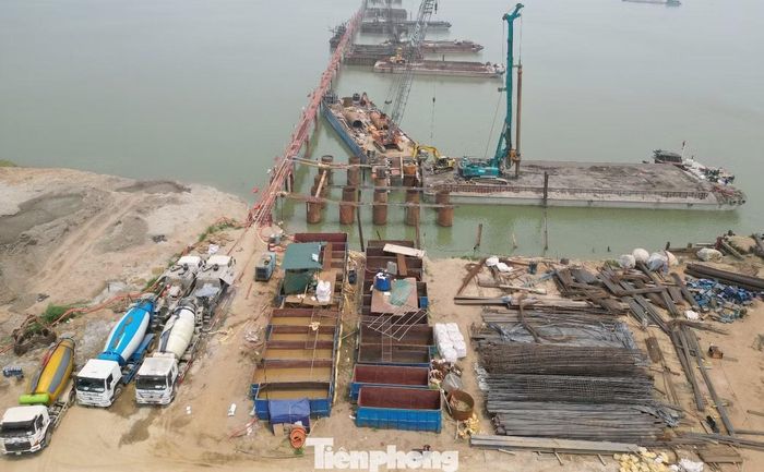 Với trụ cầu, nhà đầu tư cho biết, công trình có 9 trụ cần phải đổ ở lòng sông.