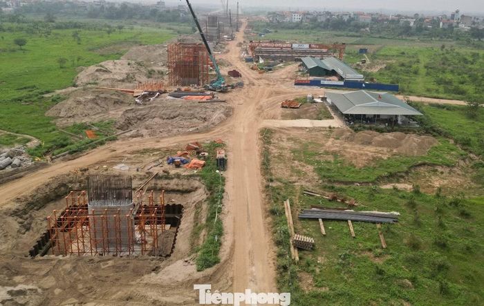 Với cầu cạn ở hai bên bờ, gồm xã Ô Diên (huyện Đan Phượng cũ) và xã Mê Linh (huyện Mê Linh cũ) dự án đang và sẽ đổ 69 trụ cầu.