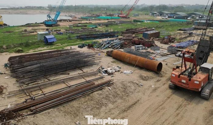 Với hệ thống cọc khoan nhồi ở lòng sông, đại diện nhà đầu tư dự án Công ty Cổ phần đường cao tốc vành đai 4 Hà Nội cho biết, công trình cần thi công tổng cộng 941 cọc.