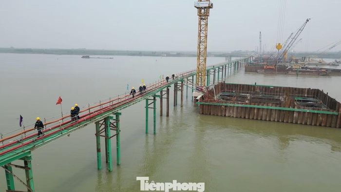 Để thi công tổng thể và tiếp cận nhiều vị trí thi công cọc khoan nhồi, đổ móng trụ ở lòng sông, hiện cầu dẫn tạm (làm bằng sắt) dài cả km đã được thi công, giúp công nhân, kỹ sư dễ dàng di chuyển.