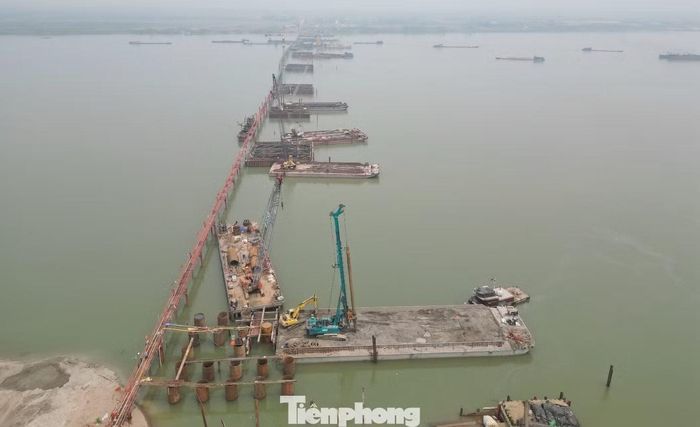 Hiện dự án đang được thi công tổng thể tất cả các hạng mục, riêng hạng mục đổ trụ ở mặt nước sông Hồng các nhà thầu đã “dàn” công trường cắt ngang lòng sông.
