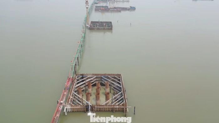 Mỗi cọc khoan nhồi có đường kính rộng từ 1,5 đến 2 mét, sâu hàng chục mét, mỗi trụ cầu ở lòng sông có hàng chục cọc khoan nhồi.