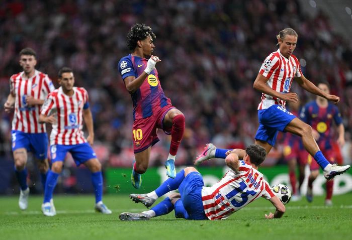Qua giờ giải lao, Yamal bị hậu vệ Atletico chăm sóc kỹ