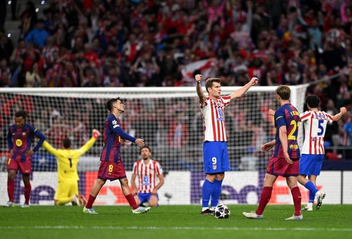Atletico thua trên sân nhà nhưng vẫn giành vé đi tiếp