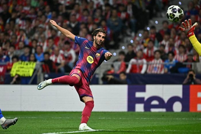 Chân sút Barca ghi bàn từ góc hẹp