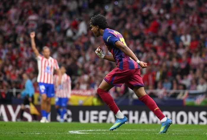 Tài năng trẻ người Tây Ban Nha tận dụng triệt để sai lầm của trung vệ Lenglet