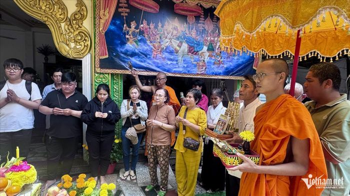 Phật tử Khmer tập trung đến chùa đón giao thừa, cầu nguyện một năm mới bình an