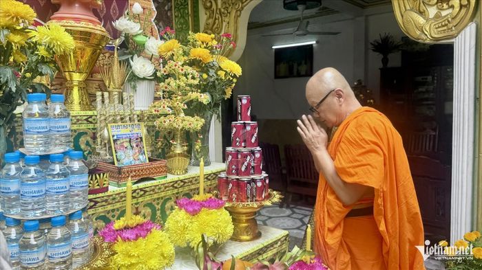 Hòa thượng Lý Hùng, Trụ trì chùa Pitu Khosa Rangsay thực hiện nghi thức đón giao thừa vào lúc 10h48 ngày 14/4/2026