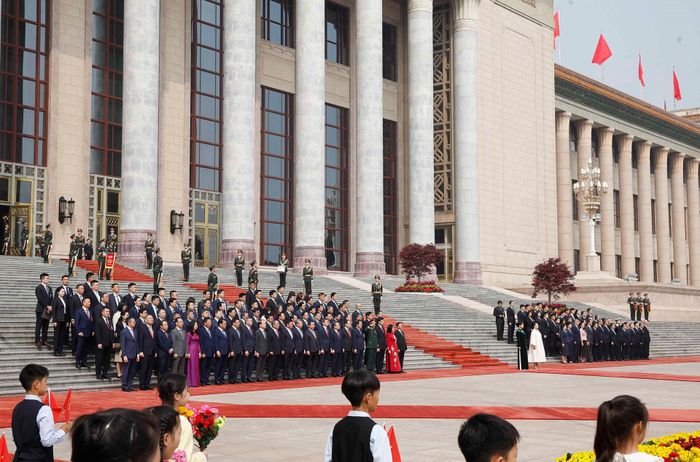 Đoàn đại biểu cấp cao hai nước tham dự lễ đón. Ảnh: TTXVN
