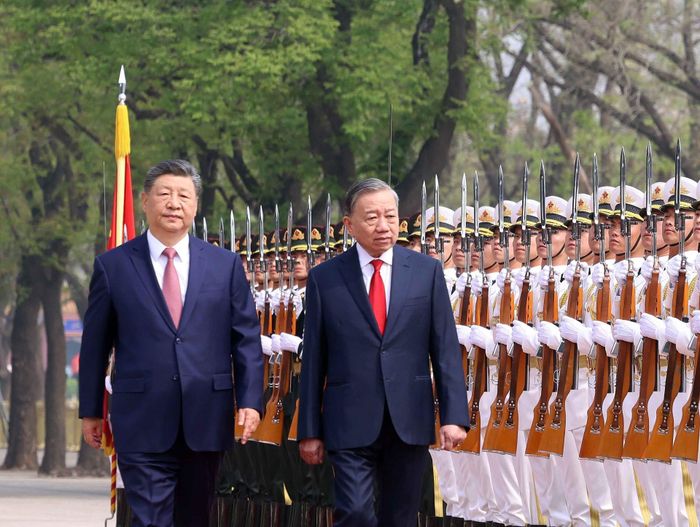 Tổng Bí thư, Chủ tịch nước Tô Lâm và Tổng Bí thư, Chủ tịch nước Trung Quốc Tập Cận Bình duyệt Đội danh dự Quân giải phóng Nhân dân Trung Quốc. Ảnh: TTXVN