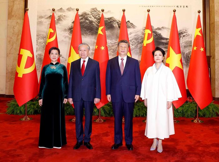 Tổng Bí thư, Chủ tịch nước Tô Lâm và phu nhân cùng Tổng Bí thư, Chủ tịch nước Trung Quốc Tập Cận Bình và phu nhân chụp ảnh chung. Ảnh: TTXVN
