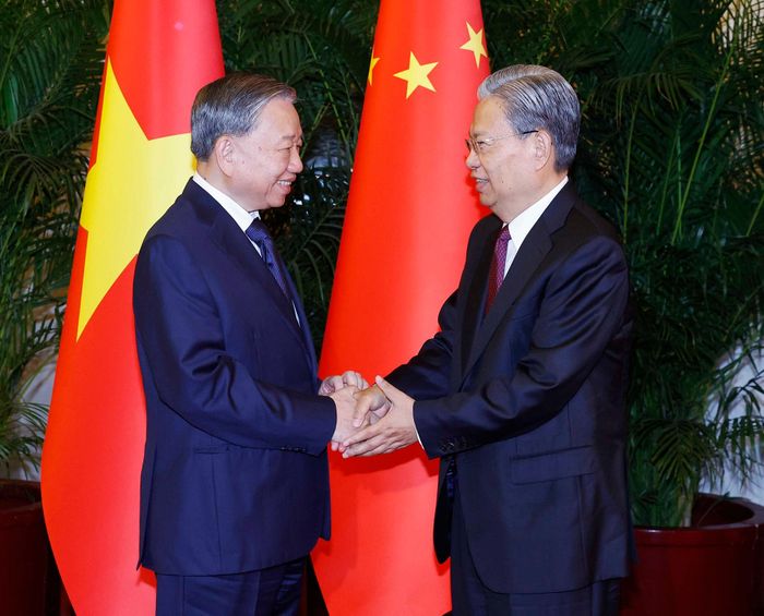 Tổng Bí thư, Chủ tịch nước Tô Lâm hội kiến Ủy viên trưởng Nhân đại toàn quốc Trung Quốc. Ảnh: TTXVN