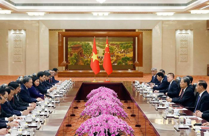 Ủy viên trưởng Triệu Lạc Tế cũng đã giới thiệu với Tổng Bí thư, Chủ tịch nước Tô Lâm một số bộ luật mới đáng chú ý của Trung Quốc, bao gồm Pháp điển về Môi trường sinh thái, Luật Thúc đẩy đoàn kết, tiến bộ dân tộc và Luật Quy hoạch phát triển quốc gia. Ảnh: TTXVN
