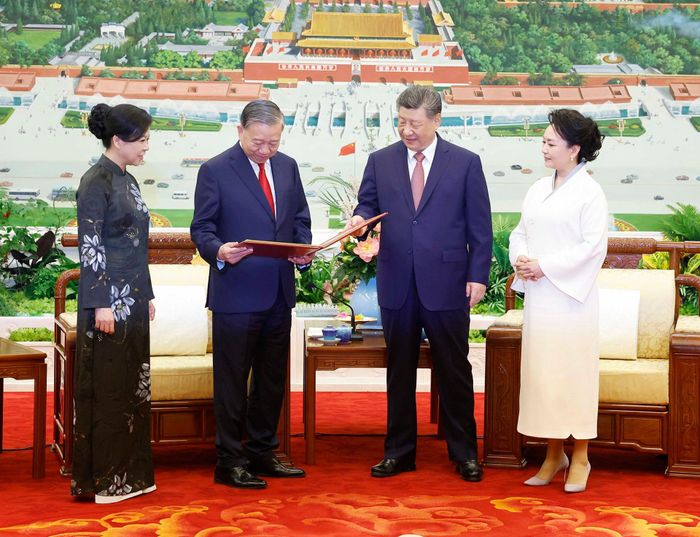 Tổng Bí thư, Chủ tịch nước Trung Quốc Tập Cận Bình và phu nhân tặng album ảnh cho Tổng Bí thư, Chủ tịch nước Tô Lâm và phu nhân. Ảnh: TTXVN