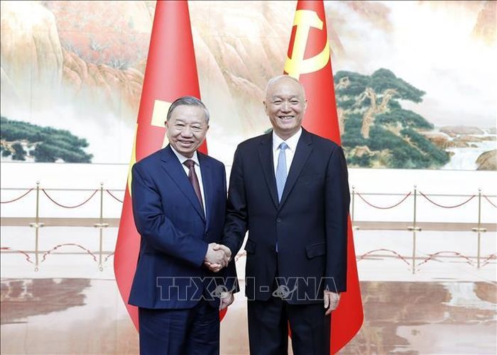 Tổng Bí thư, Chủ tịch nước Tô Lâm và đồng chí Thái Kỳ, Ủy viên Ban Thường vụ Bộ Chính trị, Bí thư Ban Bí thư Trung ương Đảng Cộng sản Trung Quốc, Chánh Văn phòng Trung ương Đảng Cộng sản Trung Quốc. Ảnh: Thống Nhất/TTXVN