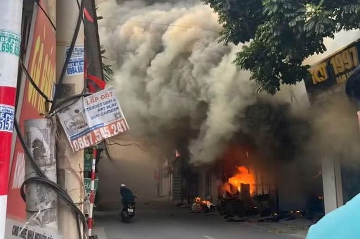 Hiện trường vụ cháy dãy nhà tạm địa chỉ số 16 Bắc Cầu, phường Bồ Đề, Hà Nội. (Ảnh: Báo Công An Nhân Dân).