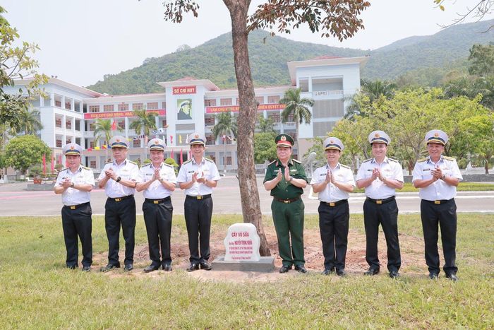 Đại tướng Nguyễn Trọng Nghĩa trồng cây và chụp ảnh lưu niệm với Thủ trưởng Bộ Tư lệnh Hải quân và Vùng 3.