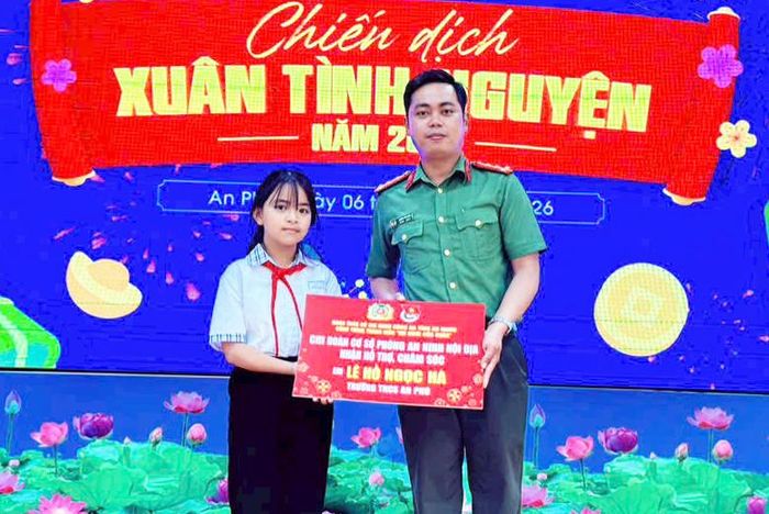 Anh Danh Chí Linh trao bảng tượng trưng hỗ trợ học sinh có hoàn cảnh khó khăn. Ảnh: MI NI