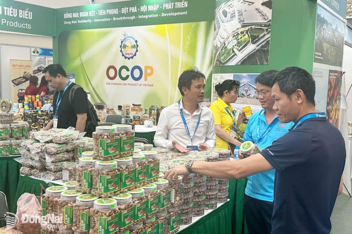 Các doanh nghiệp, chủ thể OCOP của Đồng Nai tham gia quảng bá, giới thiệu sản phẩm tại Hội chợ Thương mại quốc tế Việt Nam lần thứ 35 (Vietnam Expo 2026). Ảnh: Văn Lĩnh