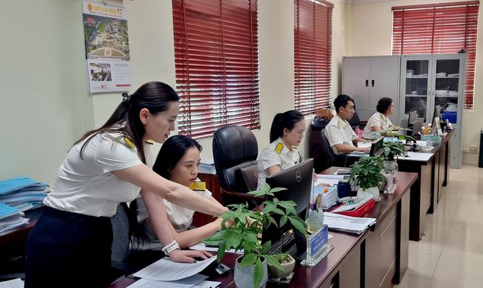 Cán bộ Thuế tỉnh Lai Châu trao đổi các giải pháp thực hiện thu ngân sách năm 2026.
