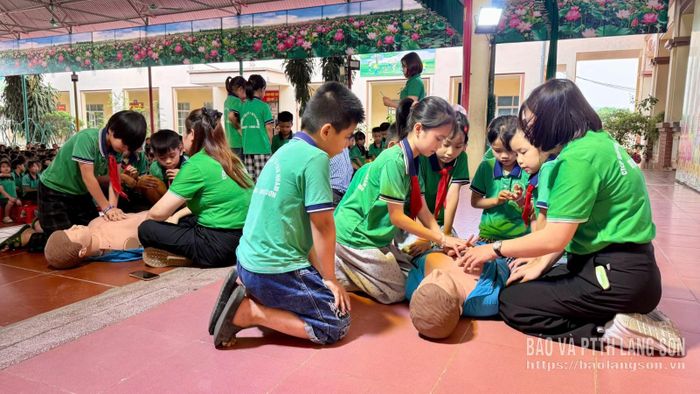 Các em học sinh Trường Tiểu học Vân Nham thực hành kỹ năng sơ cấp cứu người bị đuối nước