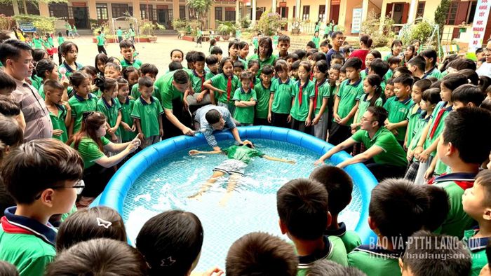 Các em học sinh Trường Tiểu học Vân Nham thực hành kỹ năng tự nổi sinh tồn