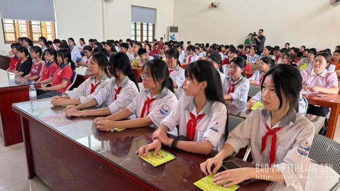 Các em học sinh xã Tân Thành nghe tuyên