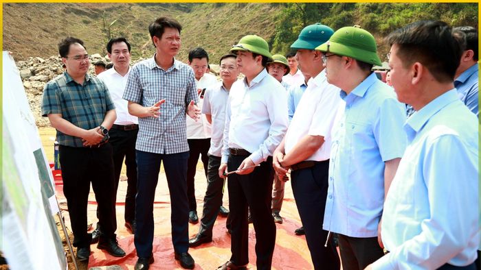 Các đồng chí Thường trực Tỉnh ủy kiểm tra tiến độ triển khai dự án Đường kết nối Mường La (Sơn La), Than Uyên, Tân Uyên (Lai Châu), Mù Cang Chải, Văn Chấn, Văn Yên (Yên Bái cũ - nay thuộc địa bàn tỉnh Lào Cai) với cao tốc Nội Bài - Lào Cai (IC15).
