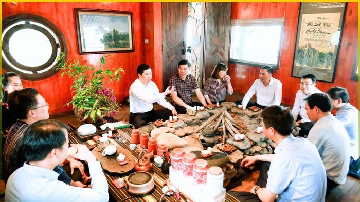 Các đồng chí lãnh đạo tỉnh thăm và thưởng trà tại Không gian văn hóa Trà Suối Giàng.