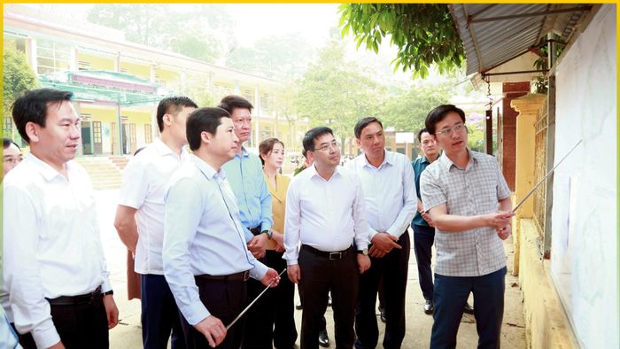 Đồng chí Bí thư Tỉnh ủy Dương Quốc Huy và các đồng chí Thường trực Tỉnh ủy khảo sát phương án xây dựng Trường Phổ thông Dân tộc nội trú THCS Trạm Tấu.