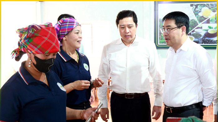 Các đồng chí lãnh đạo tỉnh thăm xưởng sản xuất, chế biến chè Shan tuyết của Hợp tác xã Suối Giàng.
