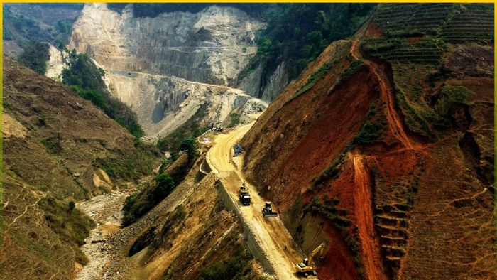 Dự án Đường kết nối Mường La (Sơn La), Than Uyên, Tân Uyên (Lai Châu), Mù Cang Chải, Văn Chấn, Văn Yên (Yên Bái cũ - nay thuộc địa bàn tỉnh Lào Cai) với cao tốc Nội Bài - Lào Cai (IC15) có tổng chiều dài gần 69 km, tổng mức đầu tư xây dựng trên 2.030 tỉ đồng.
