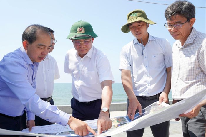 Ủy viên Ban Chấp hành Trung ương Đảng, Phó Bí thư Tỉnh ủy, Chủ tịch UBND tỉnh Lâm Đồng Hồ Văn Mười cùng đoàn công tác của tỉnh khảo sát Dự án Đường ven biển đoạn qua công viên Thương Chánh, phường Phan Thiết. Ảnh: Nguyễn Lương