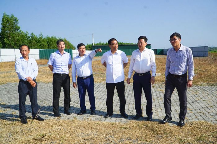 Các đồng chí lãnh đạo tỉnh Lâm Đồng và xã Sơn Mỹ kiểm tra thực địa tại Khu công nghiệp Sơn Mỹ 1