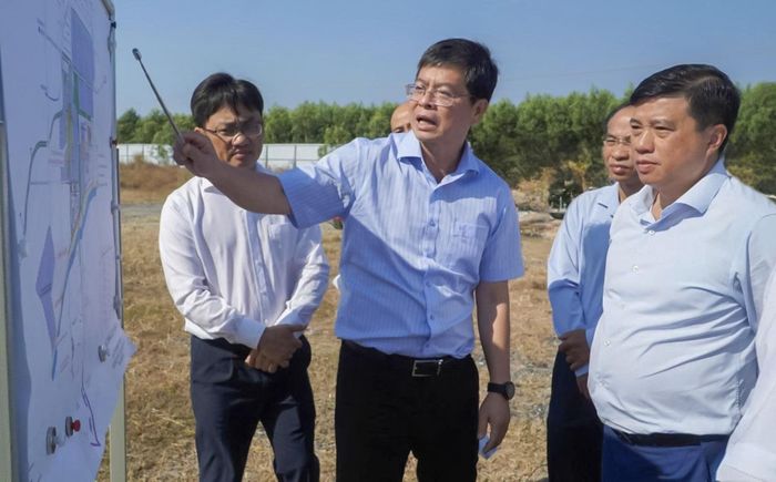 Đồng chí Y Thanh Hà Niê Kđăm, Ủy viên Ban Chấp hành Trung ương Đảng, Bí thư Tỉnh ủy, Trưởng Đoàn ĐBQH tỉnh Lâm Đồng nghe báo cáo về tiến độ triển khai dự án tại Khu công nghiệp Sơn Mỹ 1