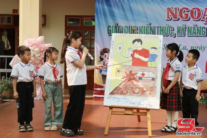 Học sinh Trường Tiểu học Chiềng Sinh tham gia phần thi tuyên truyền măng non về phòng cháy, chữa cháy.