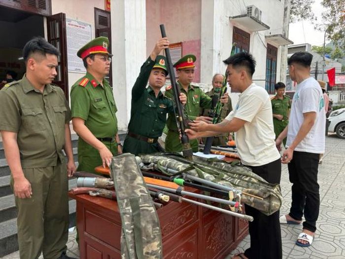 Người dân xã Hoằng Tiến giao nộp vũ khí, vật liệu nổ cho cơ quan Công an.