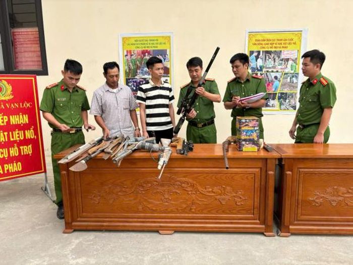 Công an xã Vạn Lộc tổ chức các điểm tiếp nhận giao nộp vũ khí, vật liệu nổ, công cụ hỗ trợ và pháo.