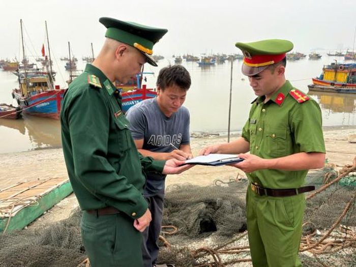 Công an xã Vạn Lộc và Bộ đội Biên phòng tuyên truyền để người dân ký cam kết không vi phạm về vũ khí, vật liệu nổ, công cụ hỗ trợ và pháo.