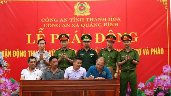 Công an xã Quảng Bình tổ chức cho ngư dân ký cam kết không tàng trữ, sử dụng trái phép các loại vũ khí, vật liệu nổ.