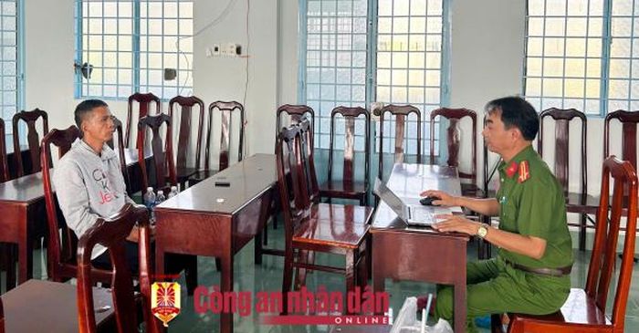 Trung tá Dương Tư Thường, Đội trưởng Đội Điều tra phòng ngừa tội phạm xâm phạm nhân thân – Phòng Cảnh sát hình sự lấy lời khai đối tượng Trần Nhật Trường.