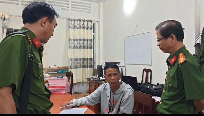 Thượng tá Nguyễn Chí Nguyện, Trưởng phòng Cảnh sát hình sự Công an tỉnh An Giang cùng Điều tra viên hỏi cung đối tượng Trần Nhật Trường.